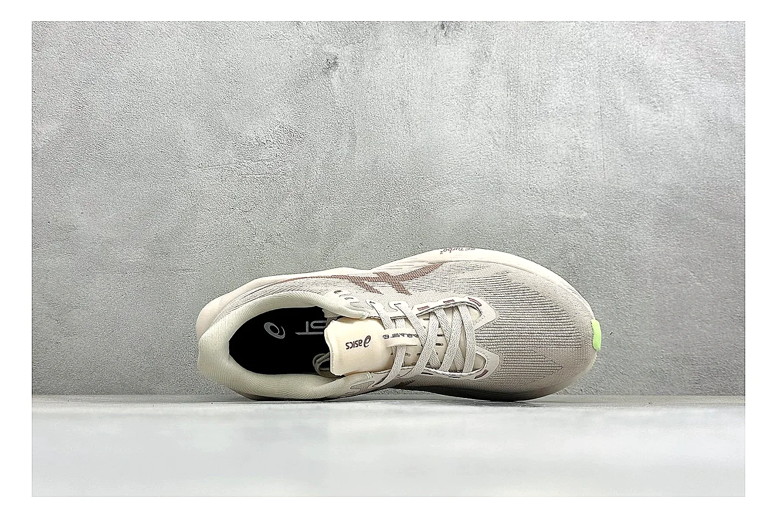 Asics Novablast 6 Cream Green Product Image thumbnail 3