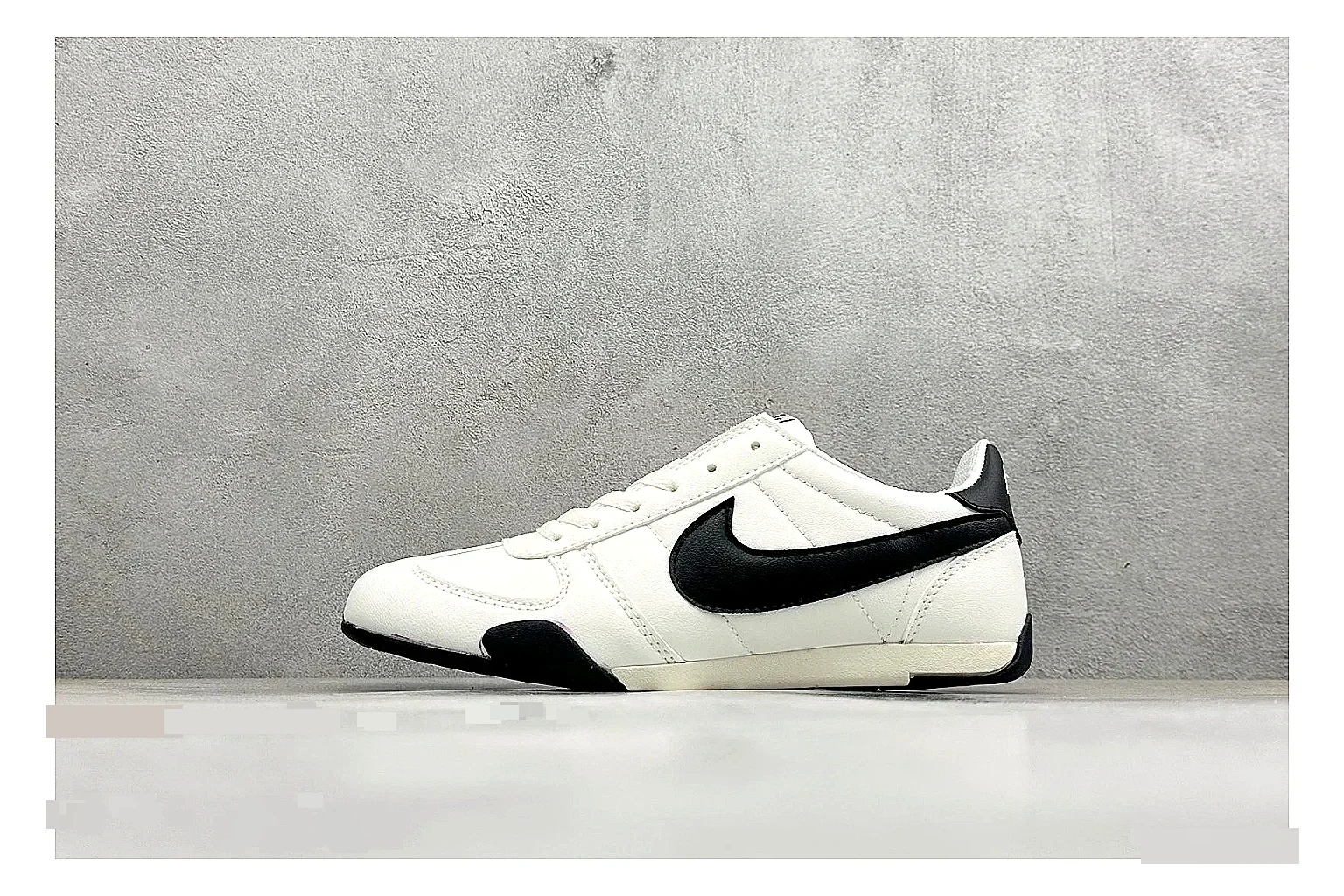 Nike Sprint Sister White Black Product Image