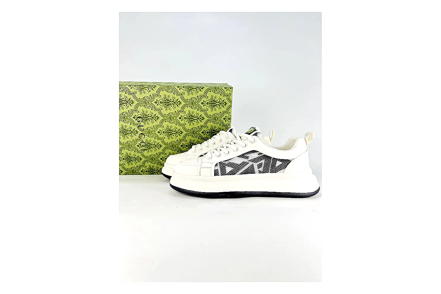 Other Low Runner White Black Product Image
