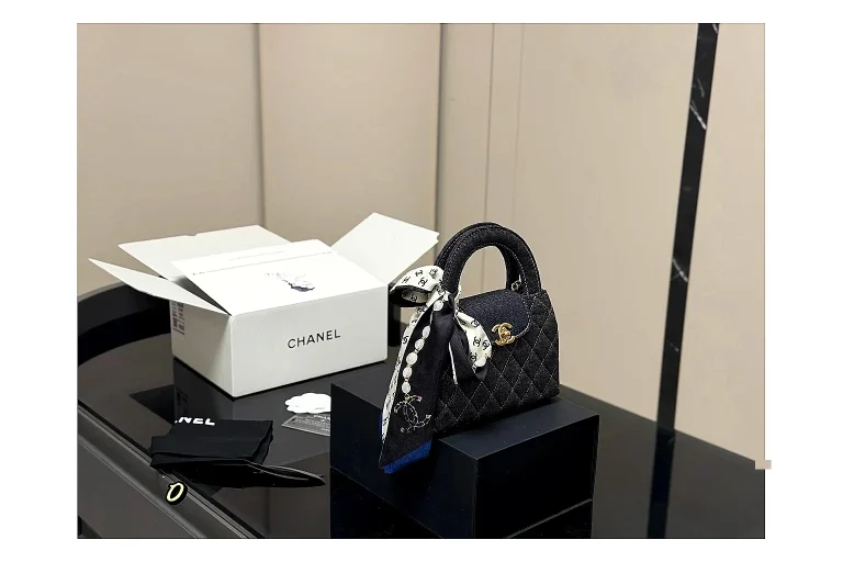 Chanel Quilted Chain Bag Black Product Image