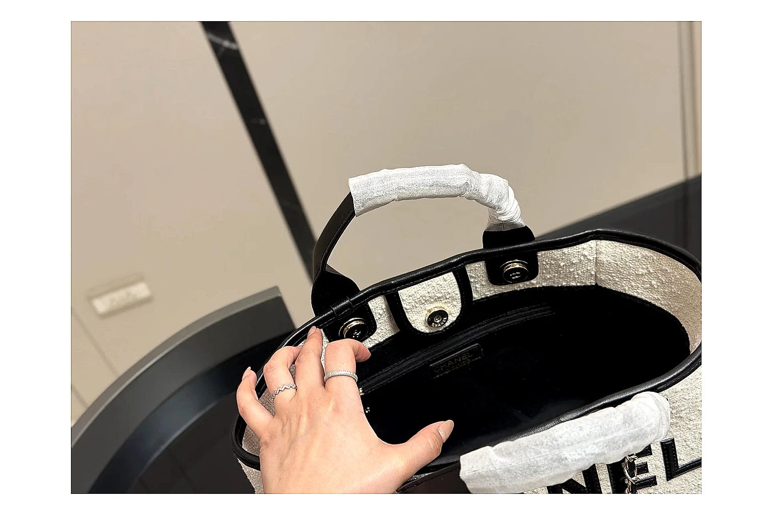 Chanel Tote Bag White Black Product Image thumbnail 5